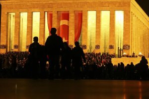 Anıtkabir geç saatlere kadar ziyaretçilerle doldu