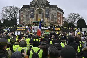 Fransa'da sarı yeleklilerin gösterileri 9'uncu haftasında devam ediyor