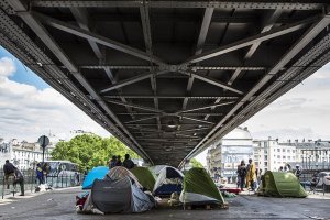 Paris'te düzensiz göçmenlere operasyon