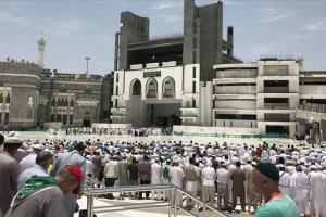 Suudi Arabistan'da iş yerleri namaz vakti de açık olacak