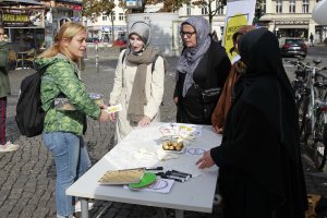 25 noktada Müslüman kadınlara yönelik ayrımcılığa karşı gösteri düzenlendi