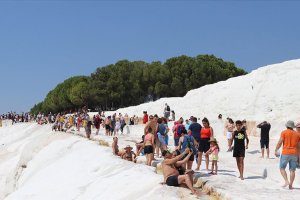 Pamukkale'de turistler havuzun tadını çıkarıyor