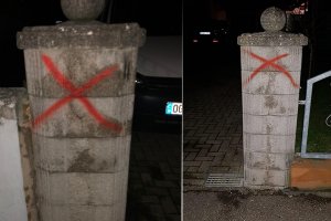 Türklerin oturduğu evin duvarına çarpı işareti çizildiği ortaya çıktı