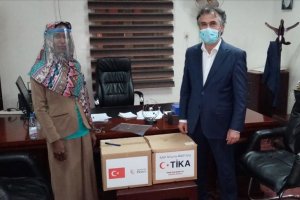 TİKA, Sudan Sağlık Bakanlığı'na ürettiği siperlikli maskeleri teslim etti