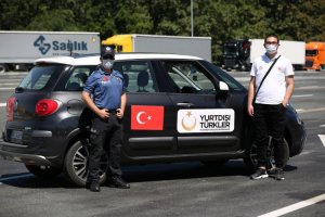 YTB, Memleket yoluna çıkan vatandaşlara Sırbistan sınırında hijyen paketleri dağıtıyor