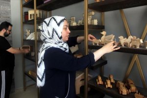 İkinci mesleğiyle ahşap organik oyuncakların üreticisi oldu
