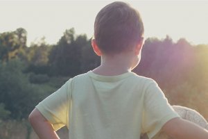 Çocuklar D vitamini için güneşli günlerde balkona çıkarılmalı
