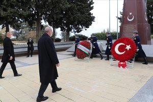 Cumhurbaşkanı Erdoğan, Haydar Aliyev'in kabri ile Türk ve Azerbaycan şehitliklerini ziyaret etti