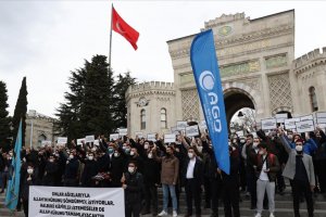 AGD Boğaziçi Üniversitesi önünde Kabe fotoğrafının yere serilmesini protesto etti