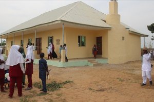 Nijeryalı Müslümanlar, okullarda başörtüsü serbestliği kararı nedeniyle çıkan olaylara tepki 