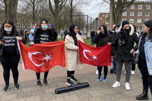 Rotterdam polislerin, öldürülen 16 yaşındaki Türk kızıyla ilgili ırkçı söylemleri protesto edildi
