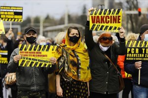 Bosna Hersek'te salgınla mücadelede yetersiz kalan hütümet protesto edildi