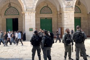 Fanatik Yahudiler İsrail polisi eşliğinde bir kez daha Mescid-i Aksa'ya baskın düzenledi