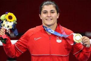 Busenaz Sürmeneli: Tarihe ismini yazdıran şampiyon Türk kızı