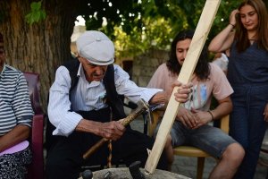 Asırlık çınar, ahşap ev aletleri yaparak misafirlerini sevindiriyor