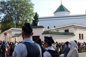 Fransa'da ayrımcı ve İslamofobik muamelelere maruz kalan Müslüman ülkeyi terk ediyor