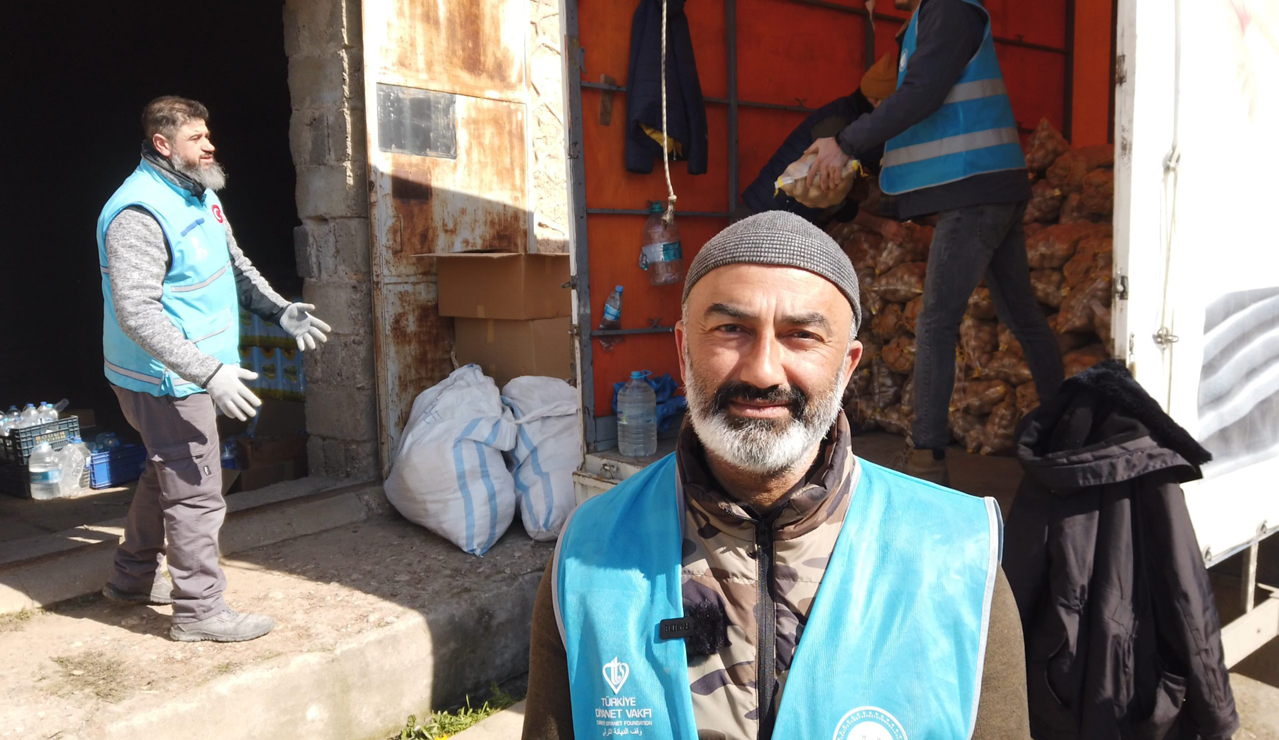 Akrabalarını ziyarete gittiği Hatay’da depreme yakalanan gurbetçi, bölgede gönüllü olarak çalışıyor