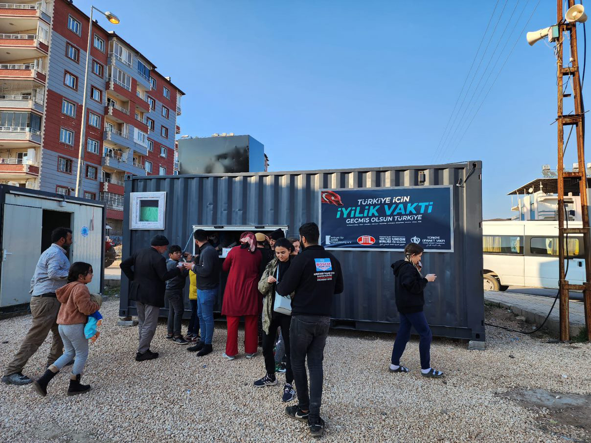 DİTİB deprem bölgesinde sıcak yemek dağıtımına devam ediyor