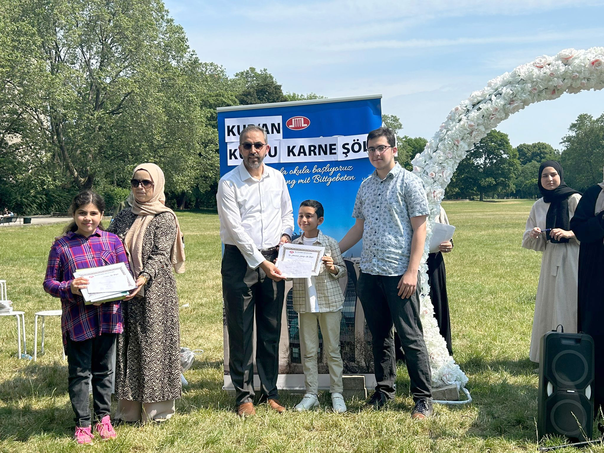 Kur'an kursu öğrencilerinin karne sevinci 