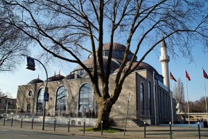 Diyanet camilerine yapılan bomba tehdidi nedeniyle cuma namazları kılınamadı