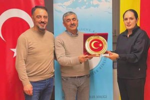 Avrupa Kayserililer Birliği'nden ilçe meslis üyesi Erdoğan’a plaket