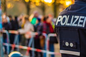 Almanya'nın Mannheim kentinde araç kalabalığa daldı: Ölü ve yaralı var!