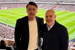 Büyükelçi Kılıç ve Mesut Özil, Arsenal-Chelsea maçını izledi