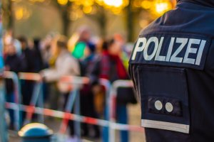 Berlin metrosunda yaşanan bıçaklı kavga sonrası polis müdahalesi kanlı bitti