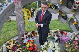 Unutmadık, Unutturmayacağız: OEZ ırkçı saldırıda hayatını kaybedenler için duygusal tören