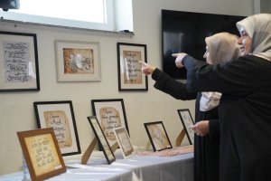Schwerte’de kaligrafi ve hat sanatı sergisi ziyaretçi akınına uğradı