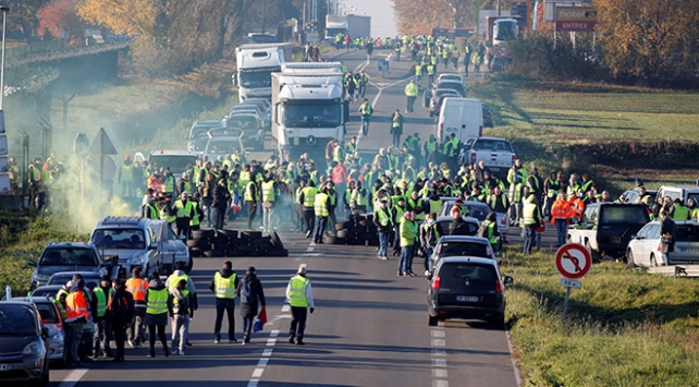 Fransa'da 'Sarı Yelekliler'in akaryakıt vergisi protestoları başladı