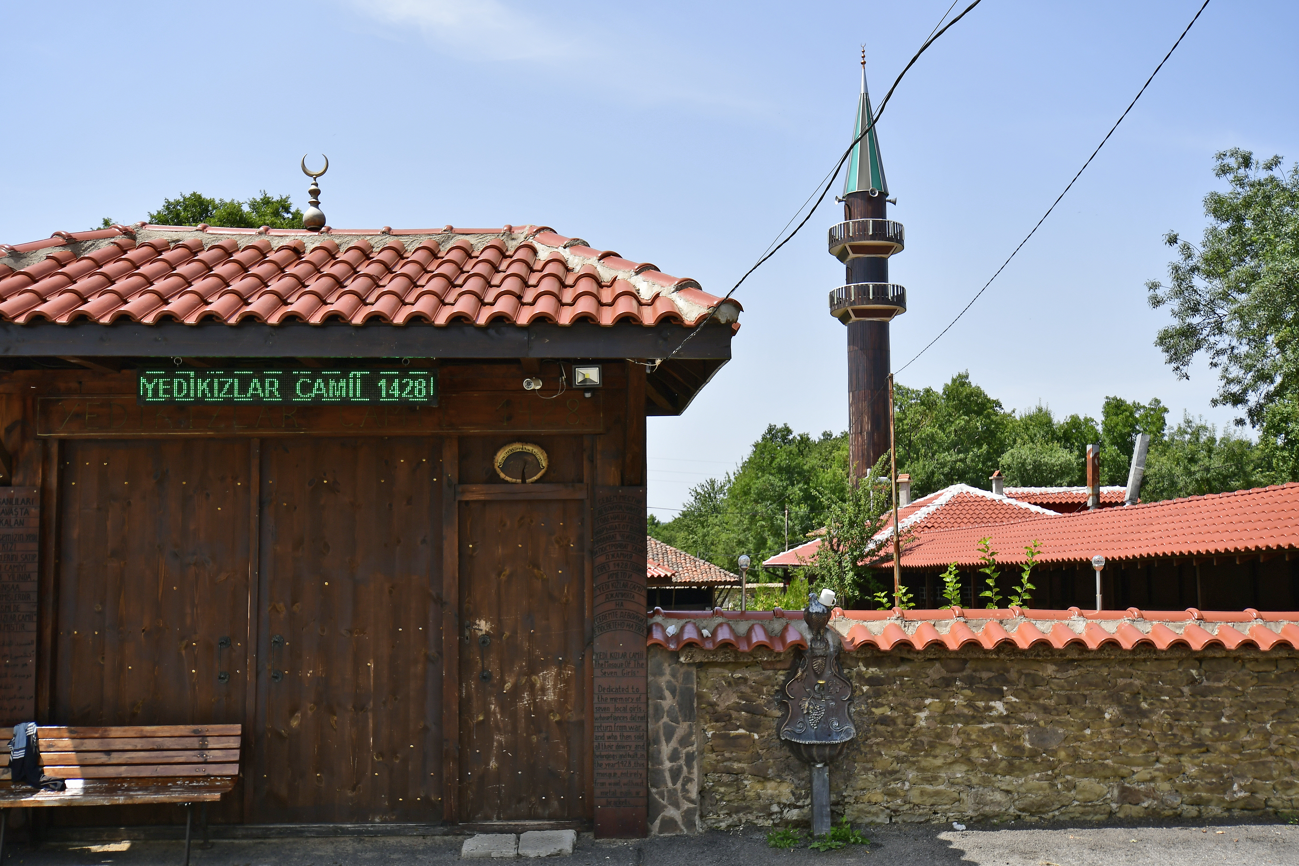 Yedi kızın bir gecede yaptığı mabet