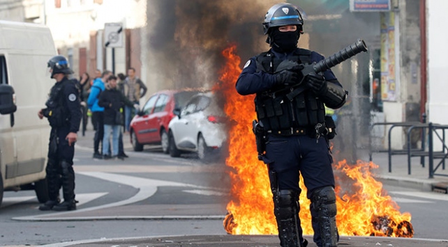 Fransa hükümetinden geri adım: Akaryakıt zamları iptal edilebilir