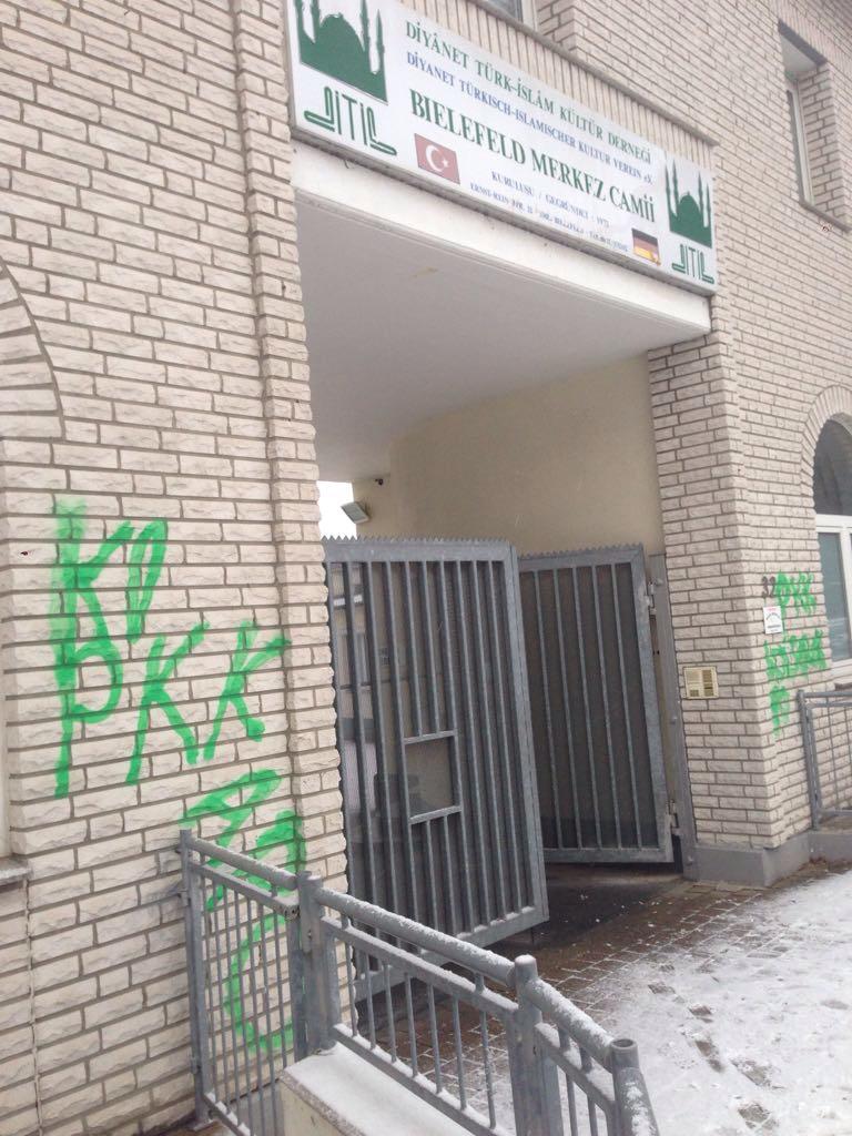 Bielefeld’de camiye terör sloganları yazıldı