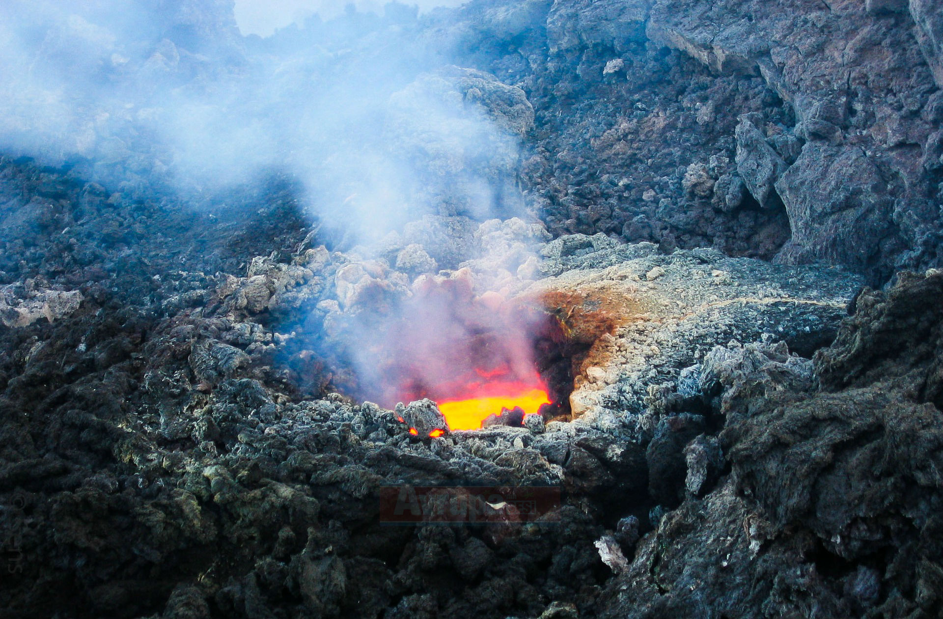 Etna Yanardağı yeniden faaliyete geçti 