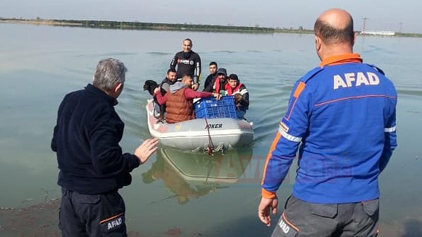 Bahçesi sular altında kalan evden botla kurtarıldılar