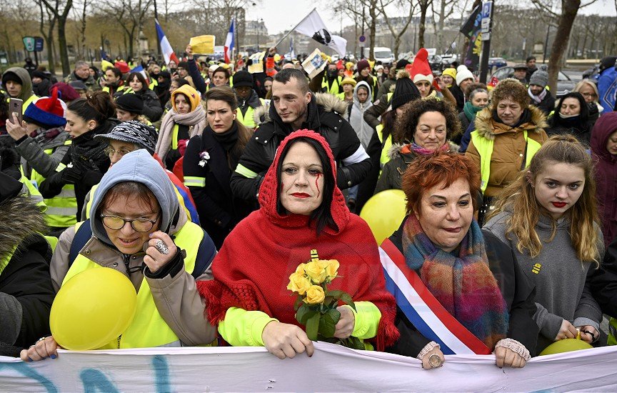 Fransa'da 'sarı yelekli kadınlardan' gösteri
