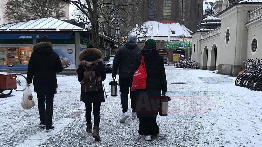 Almanya'da Türk gençleri evsizlere çorba dağıttı