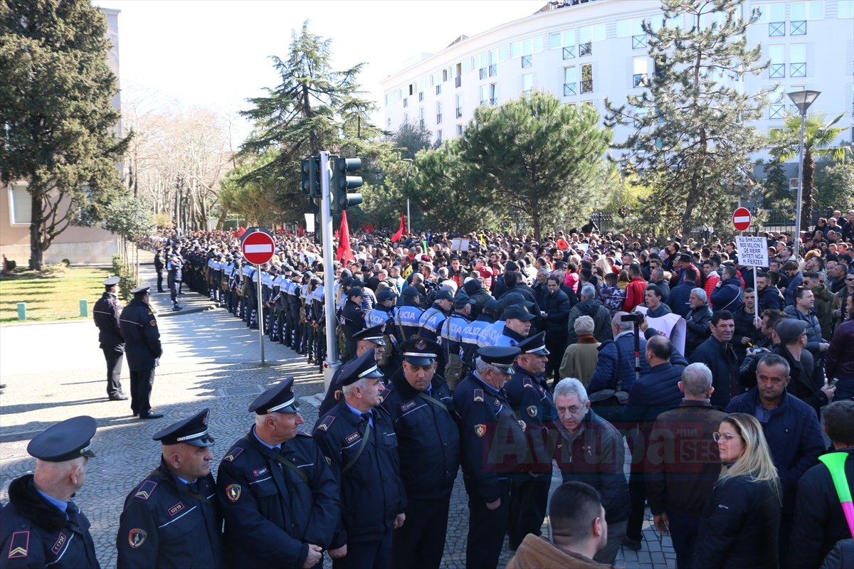 Tiran'da hükümet karıştı