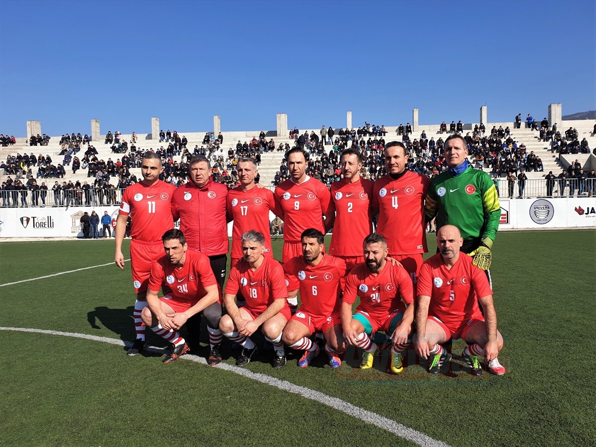Türkiye ve Kosovalı futbol veteranları dostluk maçında buluştu