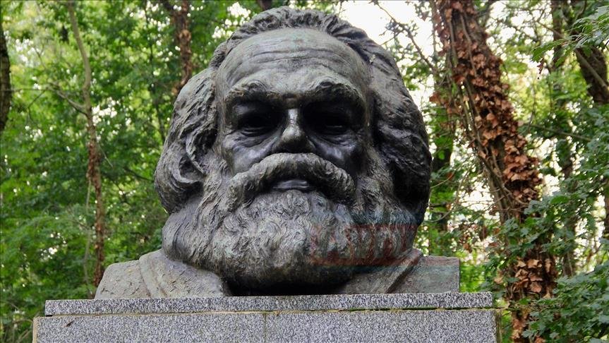 Karl Marx'ın mezarına saldırılar durmak bilmiyor