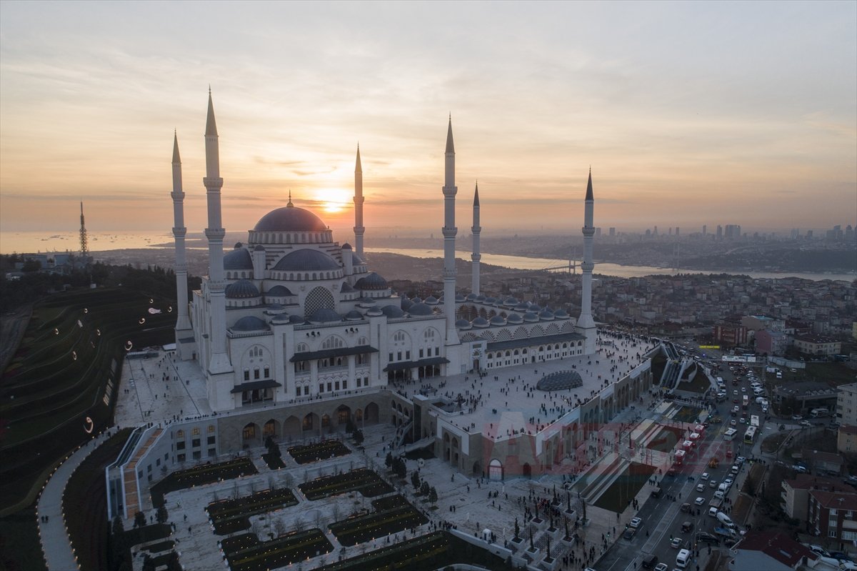 Dünyanın en büyük alemine sahip Çamlıca Camisi'nde bu sabah ilk ezan okundu