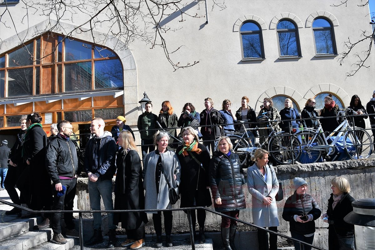 İsveçlilerden cuma namazını kılan Müslümanlar için insan zinci