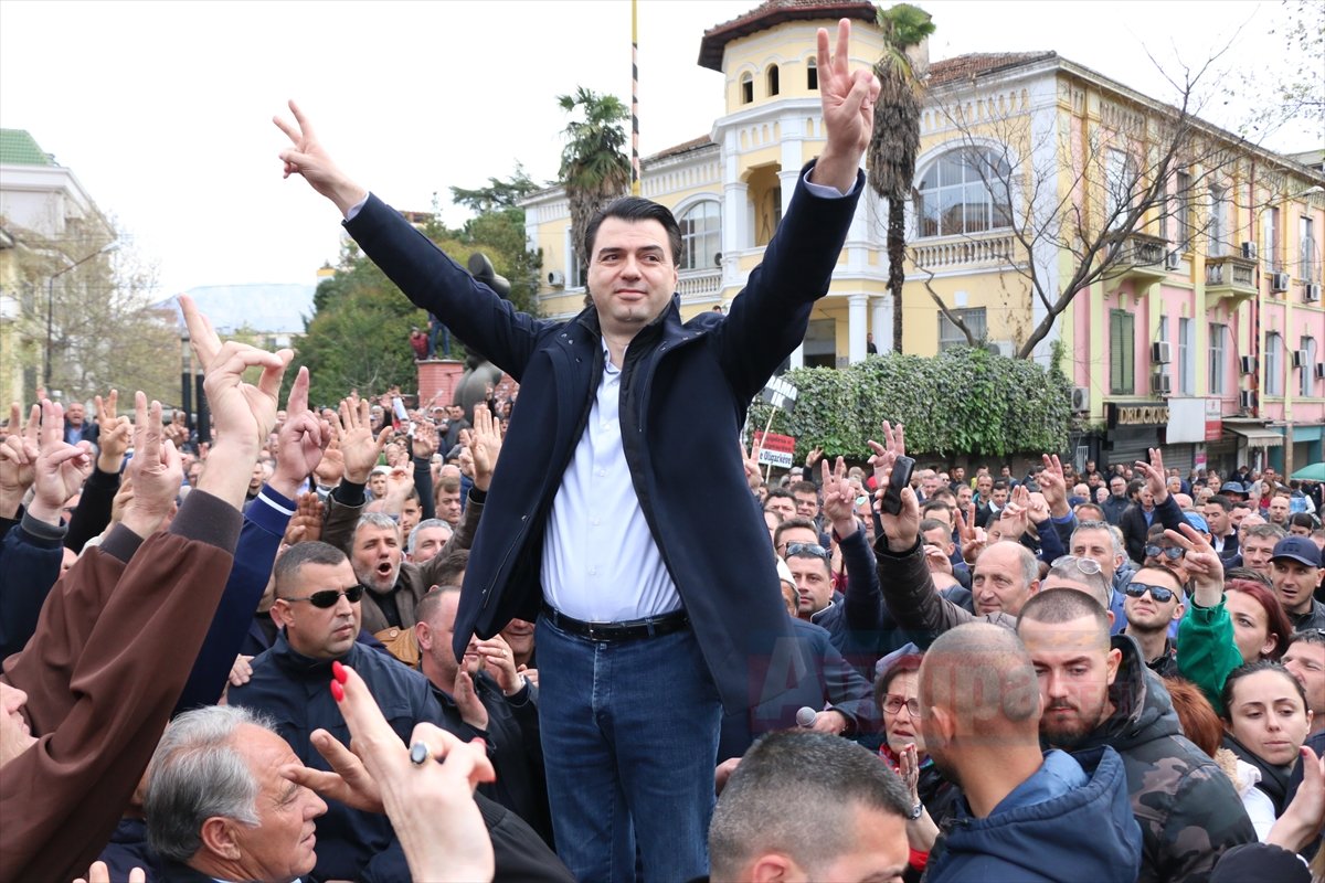 Arnavutluk'ta hükümet karşıtı protestoda gerginlik