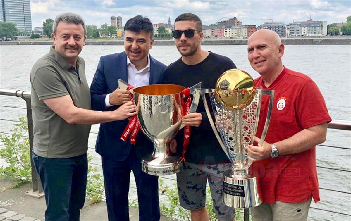 Podolski, Galatasaray'ın şampiyonluk kupalarıyla poz verdi