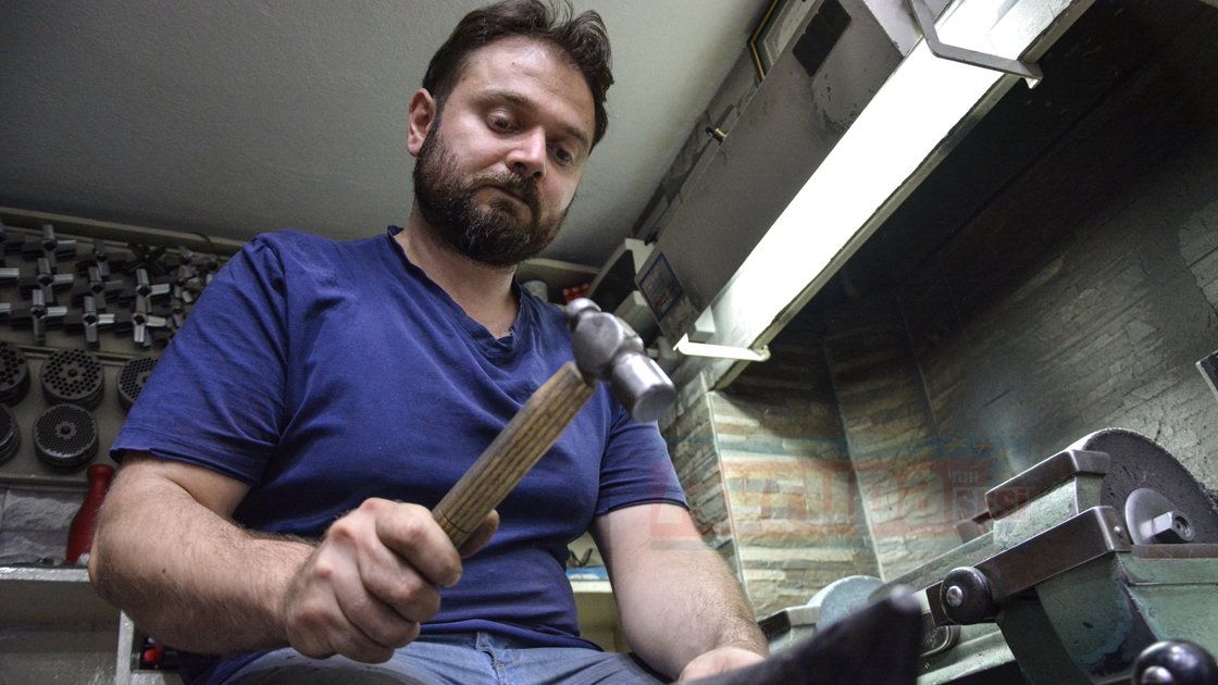 Akyalçın ailesi, dört kuşaktır el yapımı bıçak üretiyorlar