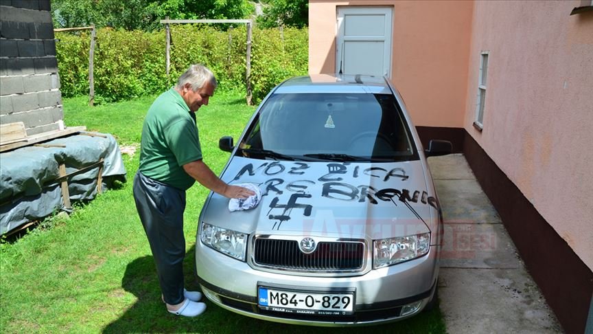 Bosna Hersek'te ev ve araçlara gamalı haç çizildi