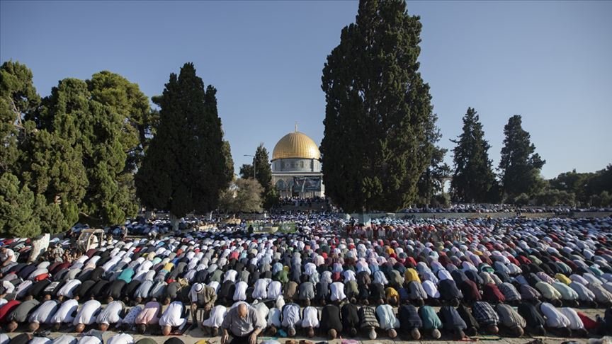 İşgalci İsrail, yine bir bayram sabahı Mescid-i Aksa'ya saldırdı