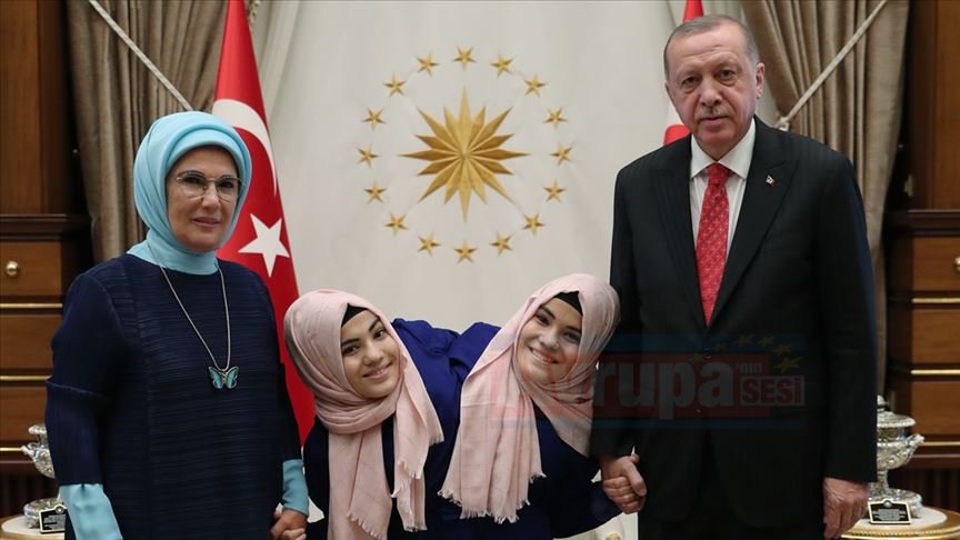Cumhurbaşkanı Erdoğan siyam ikizleri Sema ve Ayşe ile bir araya geldi