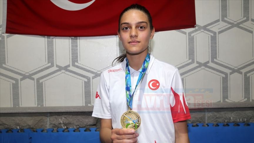 14 yaşındaki Zehra yaz tatilinde başladığı sporda dünya şampiyonu oldu